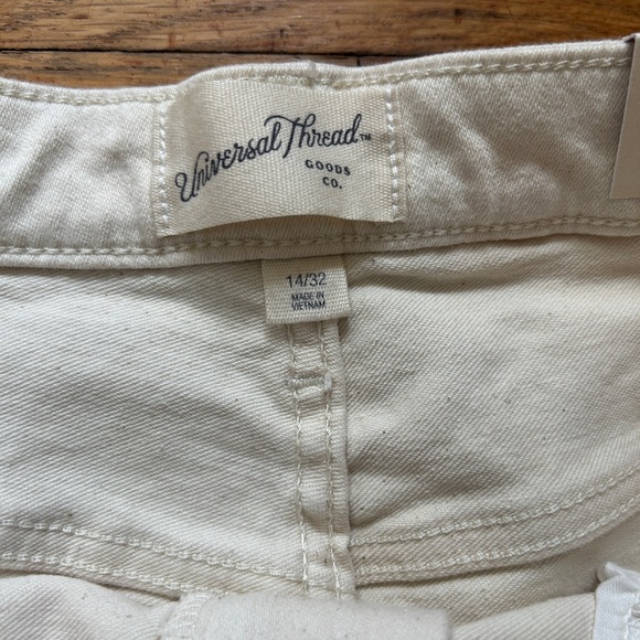 Universal Thread Women's Cream Jean Shorts - Picture 3 of 4